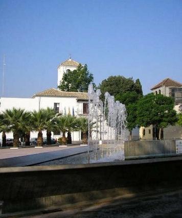 20101201074459-ayuntamiento-y-fuente2.jpg